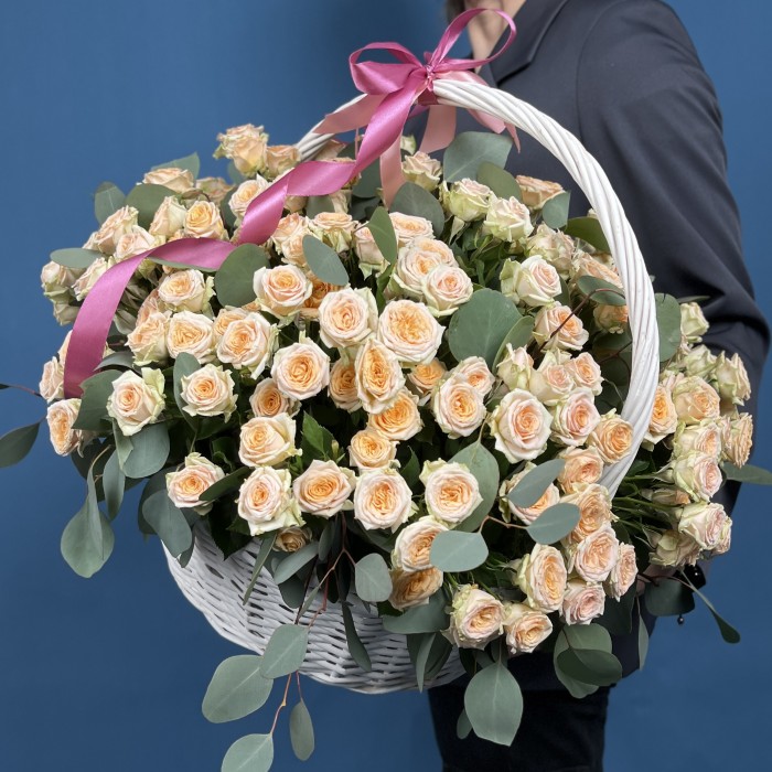 51 кустовая роза Тринити в корзине