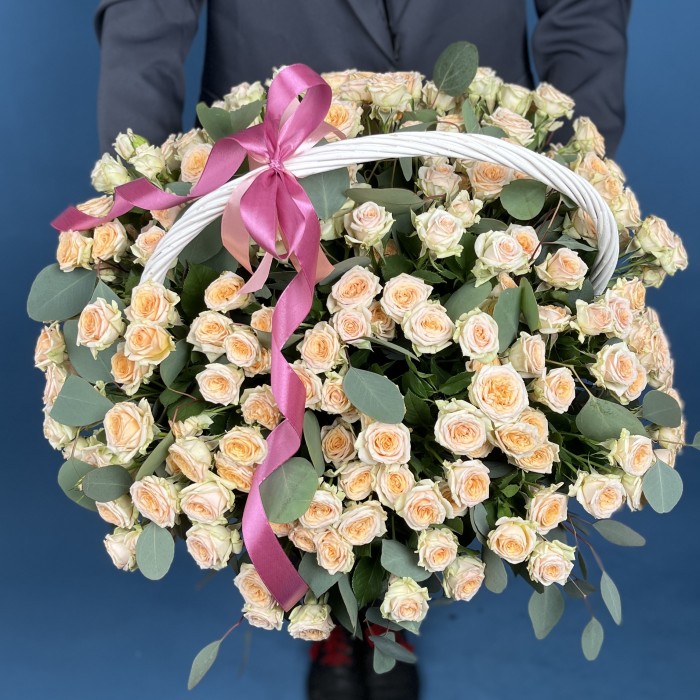 51 кустовая роза Тринити в корзине