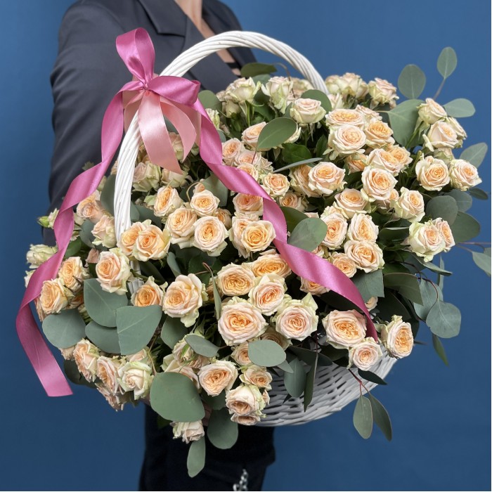 51 кустовая роза Тринити в корзине