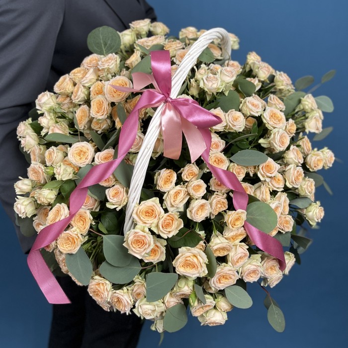 51 кустовая роза Тринити в корзине