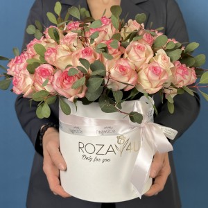 51 роза Джумилия с эвкалиптом Вебстериана в коробке