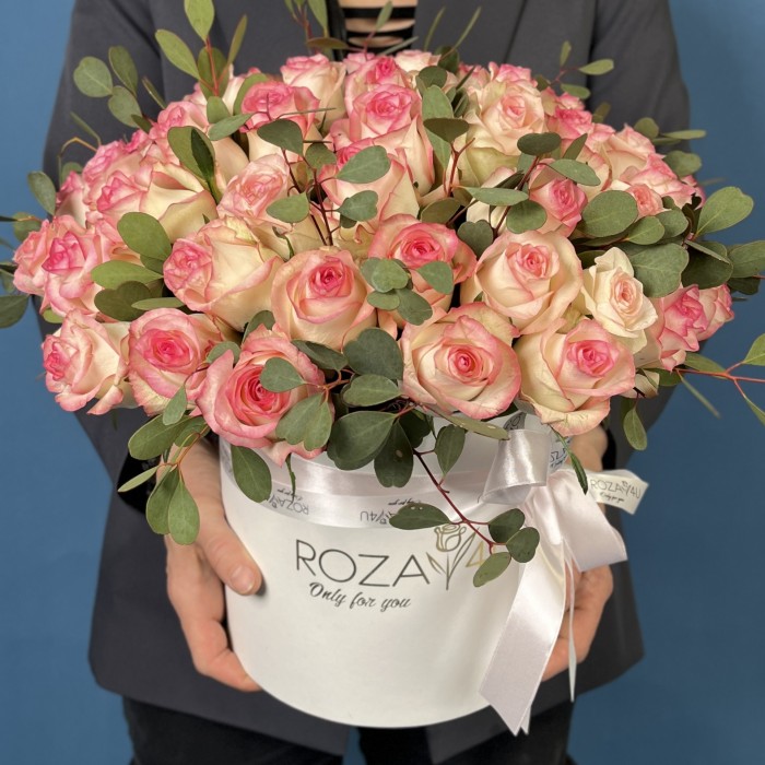 51 роза Джумилия с эвкалиптом Вебстериана в коробке