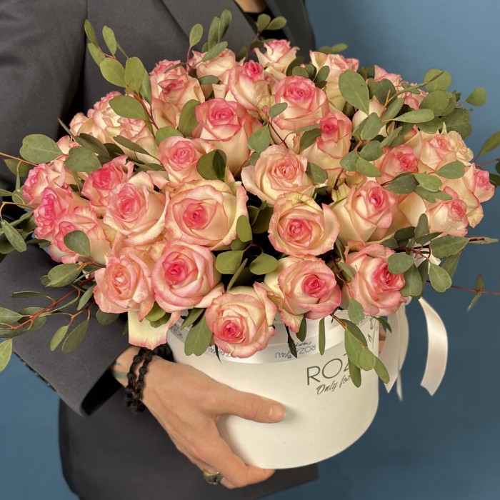 51 роза Джумилия с эвкалиптом Вебстериана в коробке