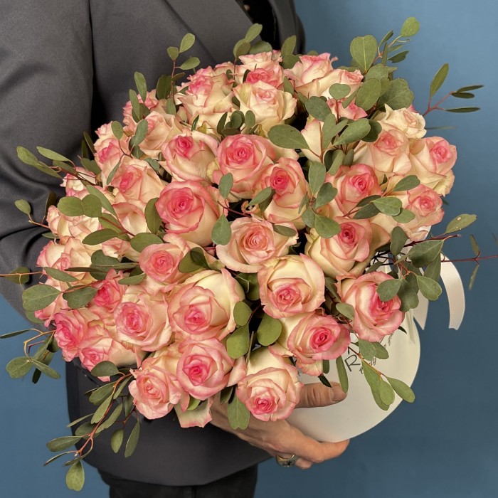 51 роза Джумилия с эвкалиптом Вебстериана в коробке