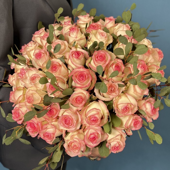 51 роза Джумилия с эвкалиптом Вебстериана в коробке