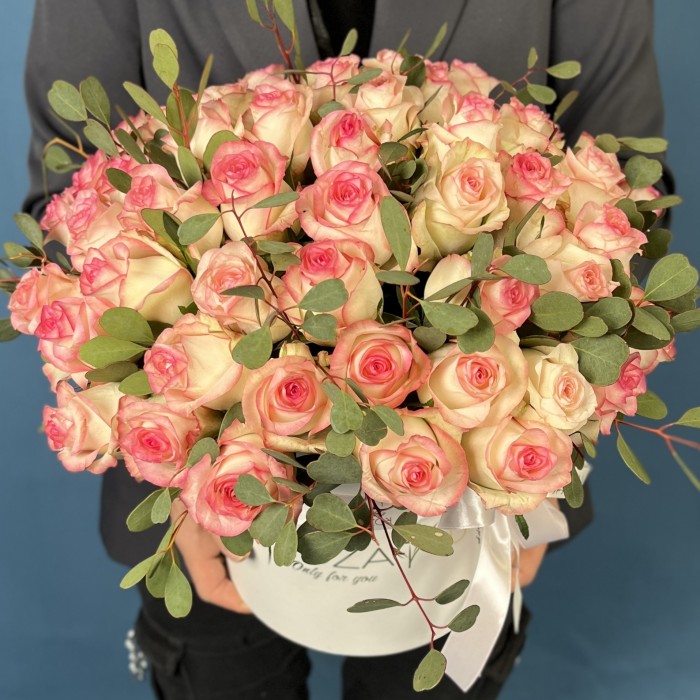 51 роза Джумилия с эвкалиптом Вебстериана в коробке