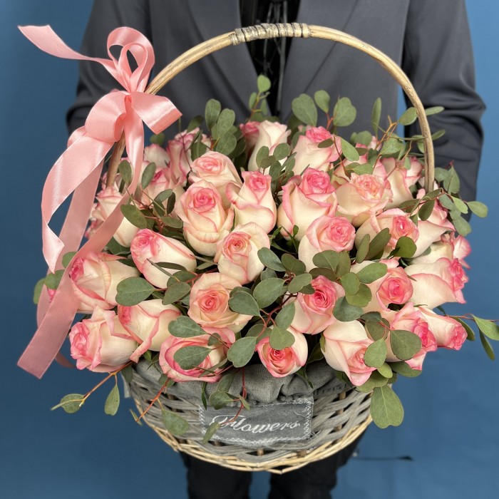 51 роза Джумилия с эвкалиптом Вебстериана в корзине