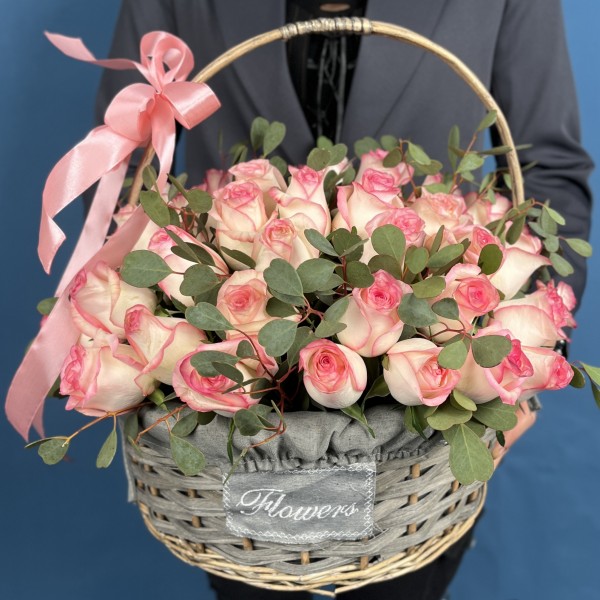 51 роза Джумилия с эвкалиптом Вебстериана в корзине