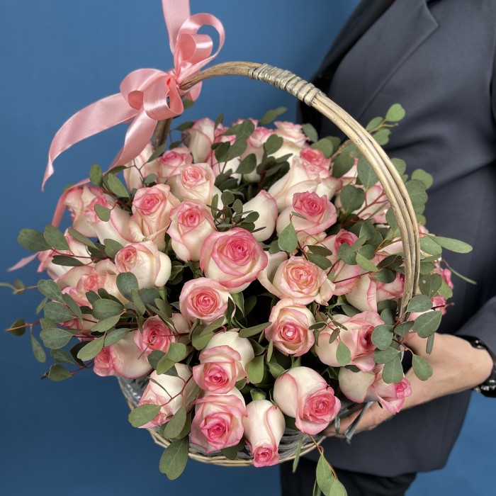 51 роза Джумилия с эвкалиптом Вебстериана в корзине