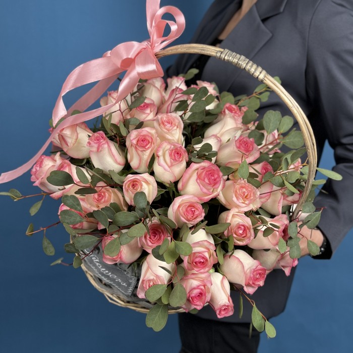 51 роза Джумилия с эвкалиптом Вебстериана в корзине