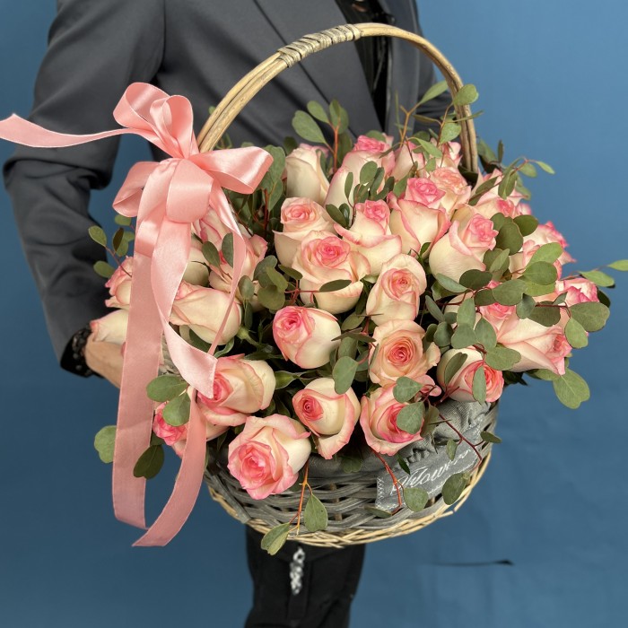 51 роза Джумилия с эвкалиптом Вебстериана в корзине