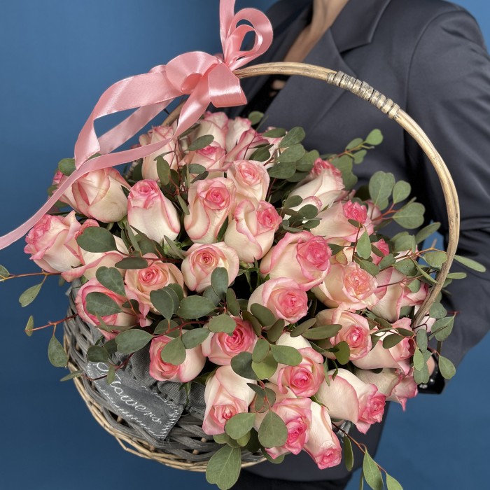 51 роза Джумилия с эвкалиптом Вебстериана в корзине