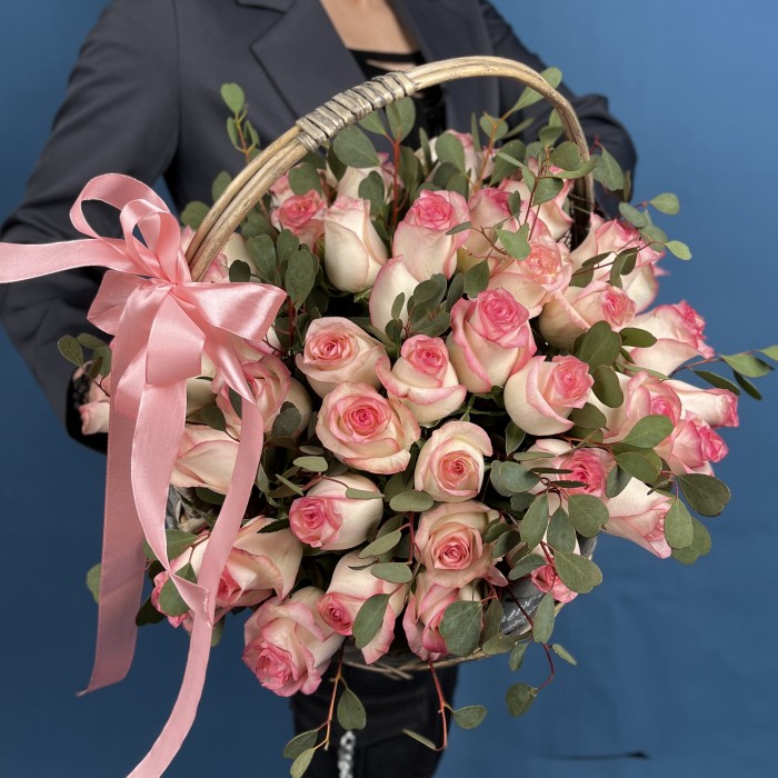 51 роза Джумилия с эвкалиптом Вебстериана в корзине