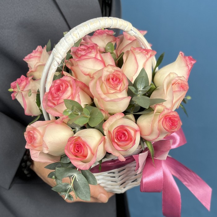 15 роз Джумилия в корзине