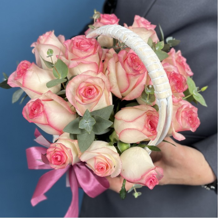 15 роз Джумилия в корзине