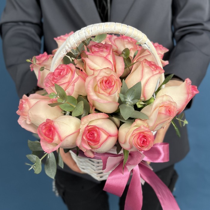 15 роз Джумилия в корзине