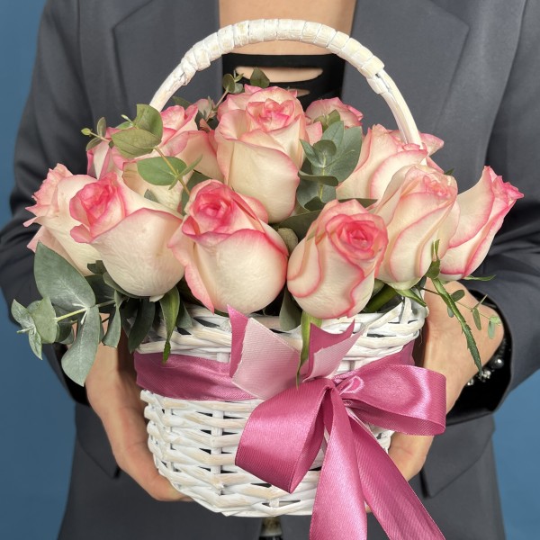 15 роз Джумилия в корзине