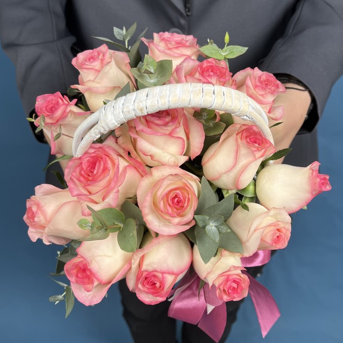 15 роз Джумилия в корзине