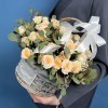 15 кустовых роз Тринити в корзине