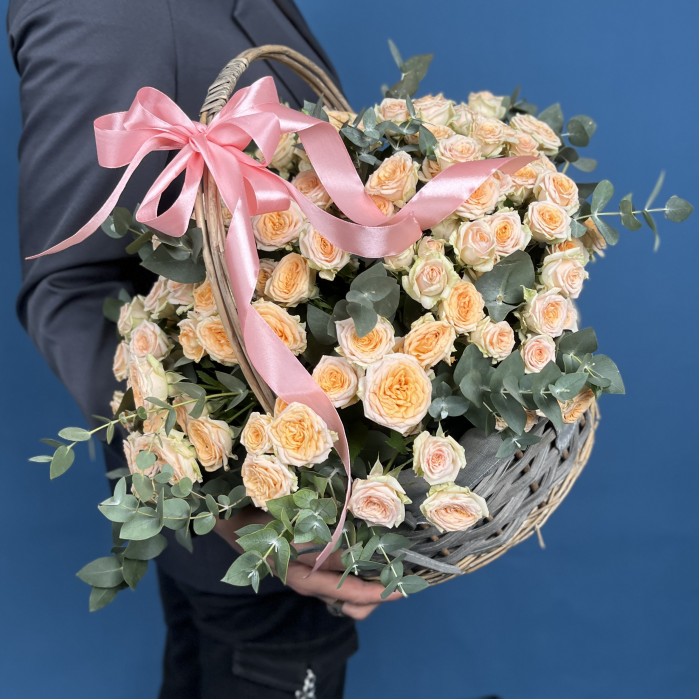 25 кустовых роз Тринити в корзине