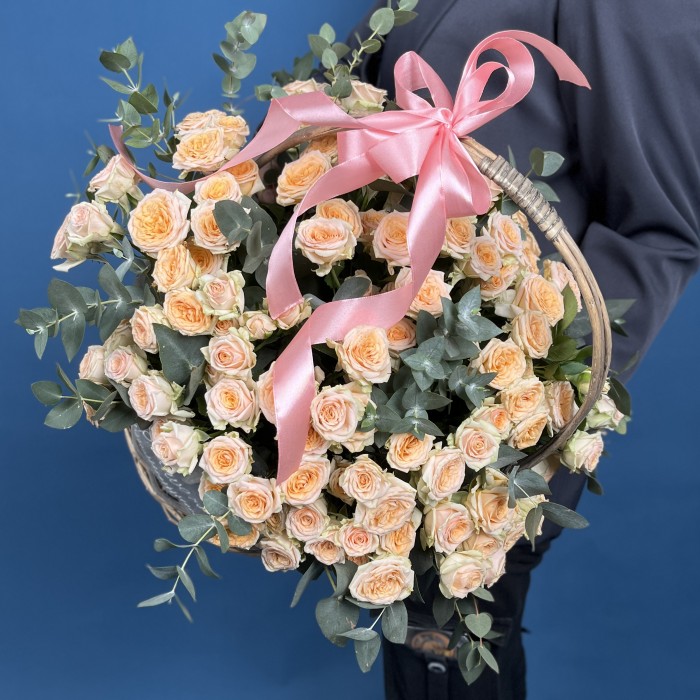 25 кустовых роз Тринити в корзине