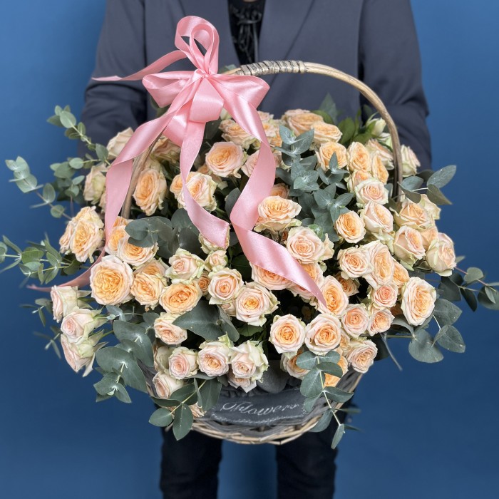 25 кустовых роз Тринити в корзине