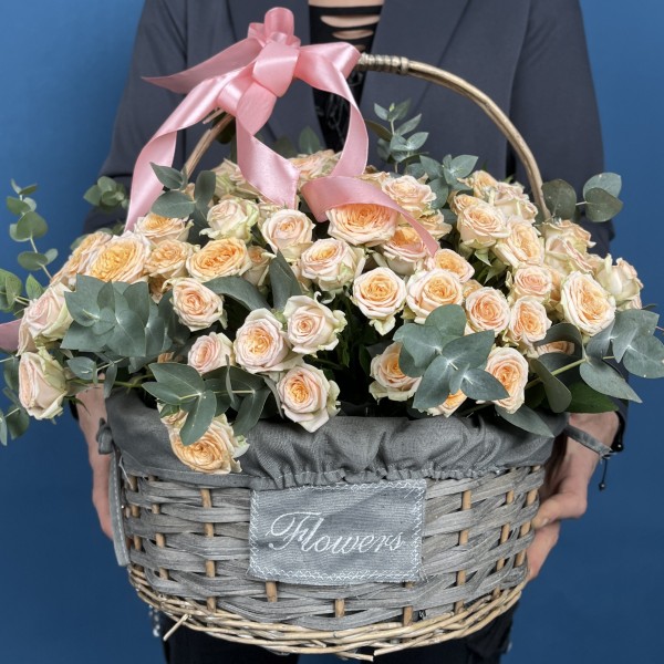 25 кустовых роз Тринити в корзине