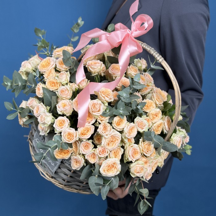 25 кустовых роз Тринити в корзине