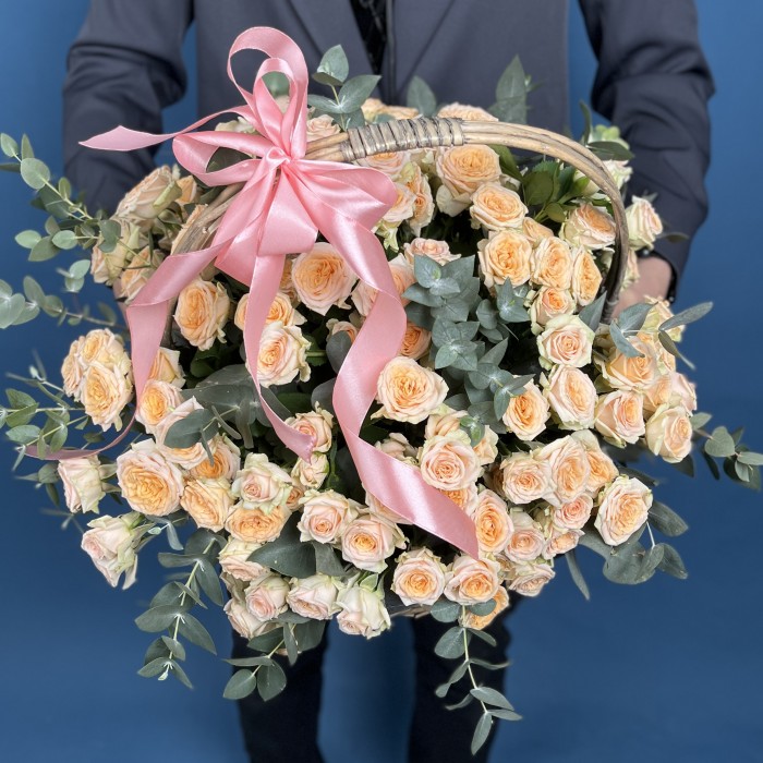 25 кустовых роз Тринити в корзине