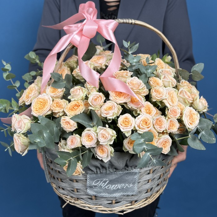 25 кустовых роз Тринити в корзине
