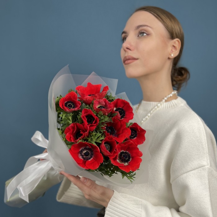 11 красных анемонов