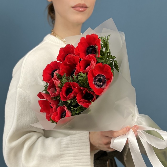 11 красных анемонов