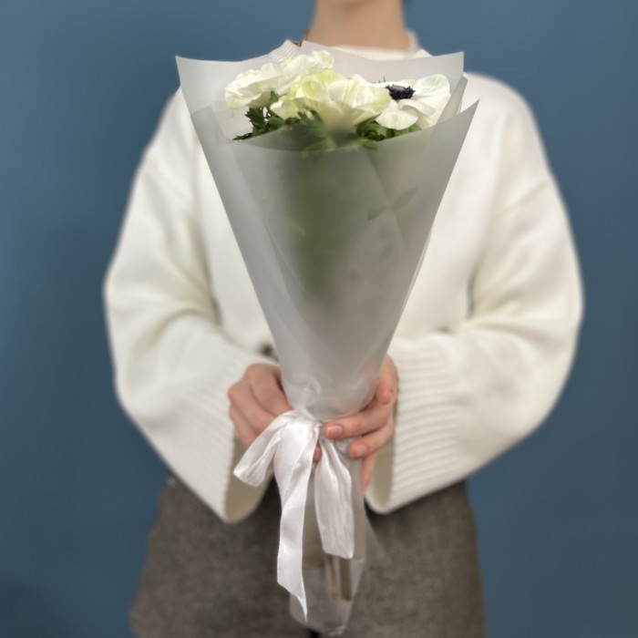 3 белых анемона