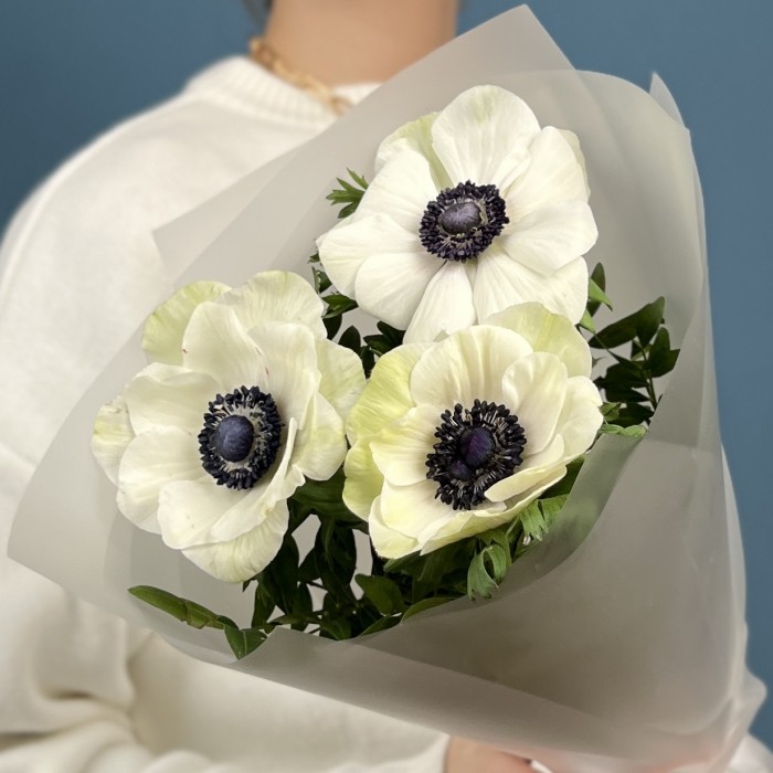 3 белых анемона