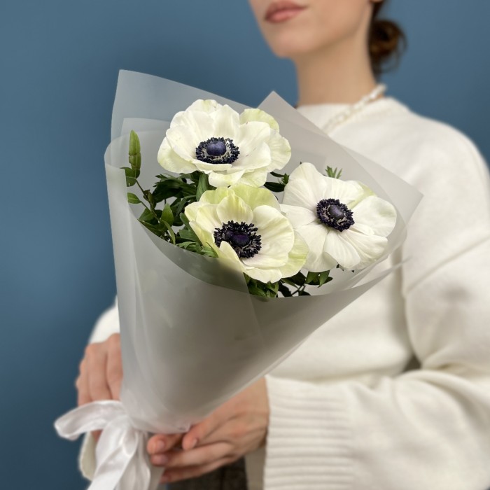 3 белых анемона