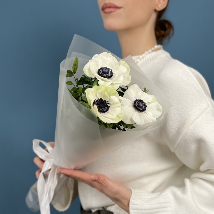 3 белых анемона