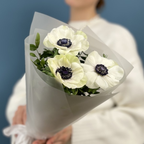 3 белых анемона