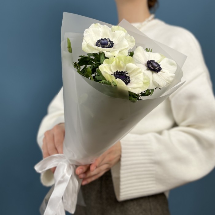 3 белых анемона