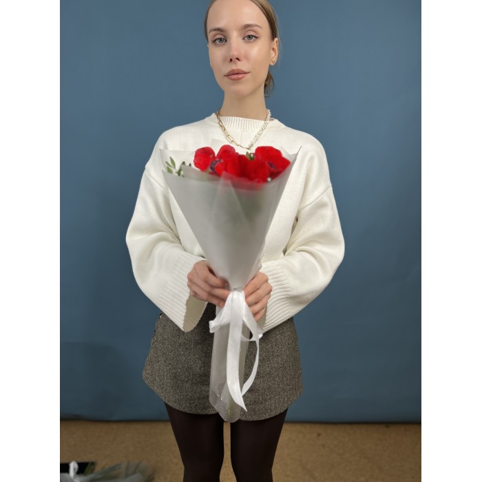 3 красных анемона