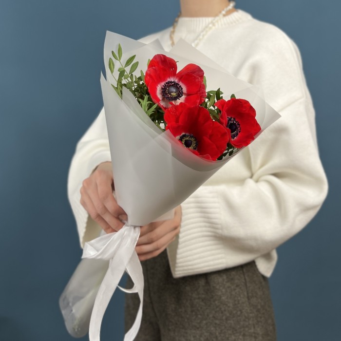 3 красных анемона