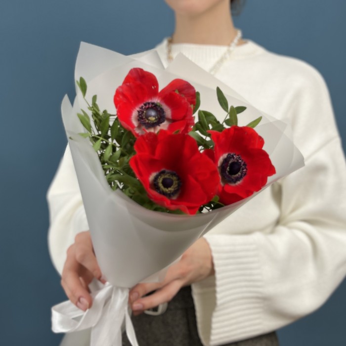 3 красных анемона