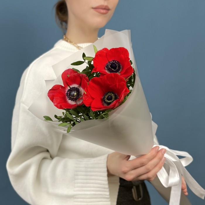 3 красных анемона