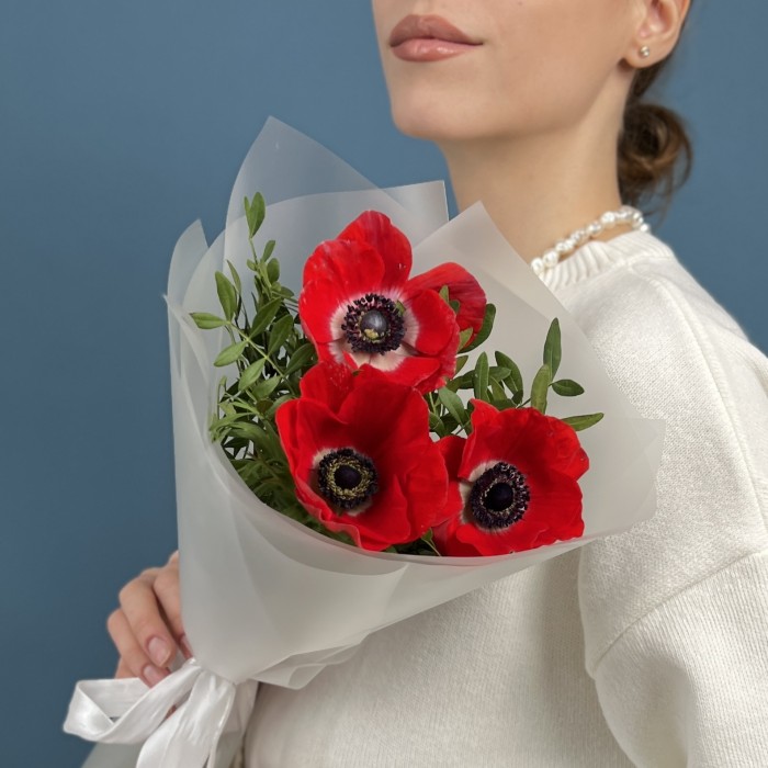 3 красных анемона