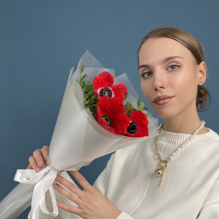 3 красных анемона