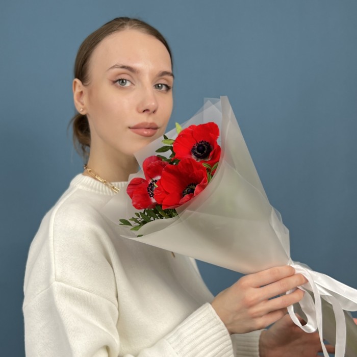 3 красных анемона