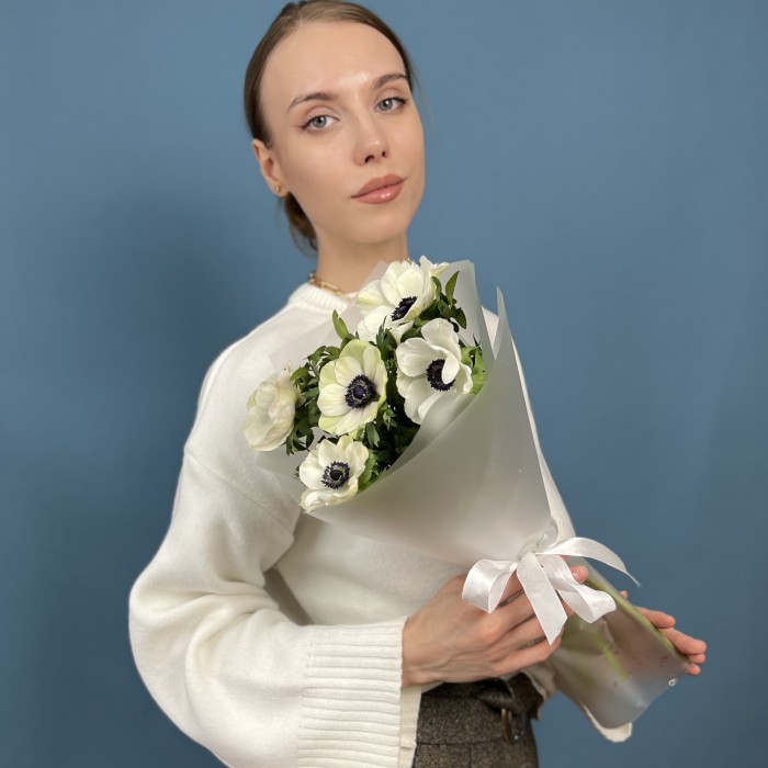 5 белых анемонов