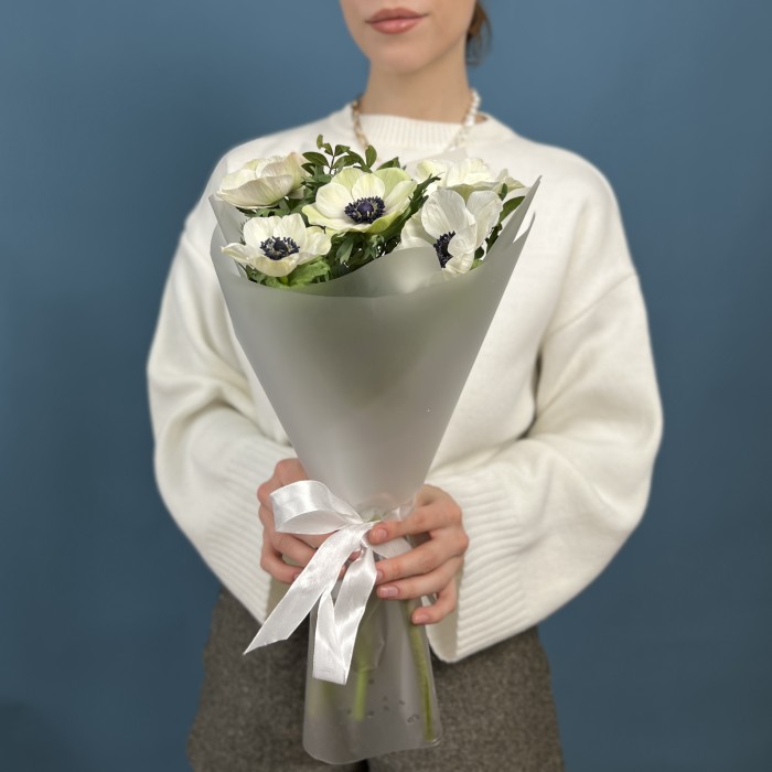 5 белых анемонов