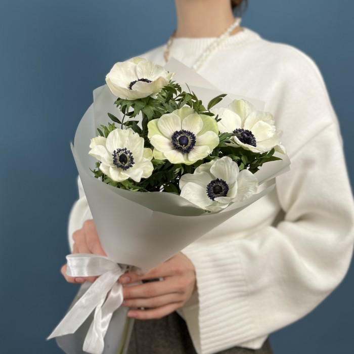 5 белых анемонов