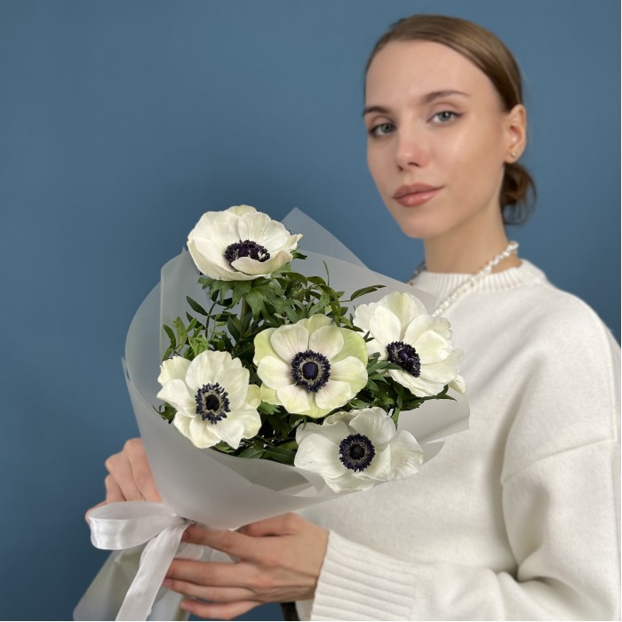 5 белых анемонов