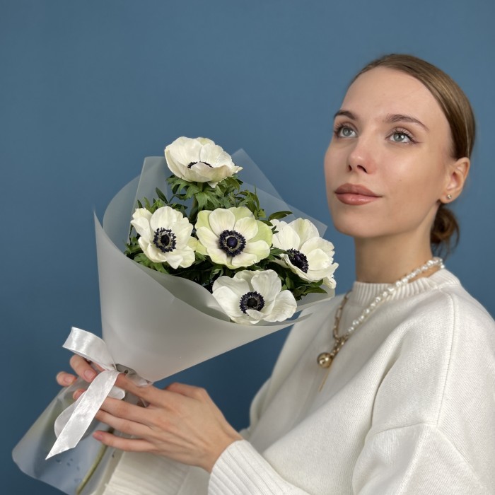 5 белых анемонов